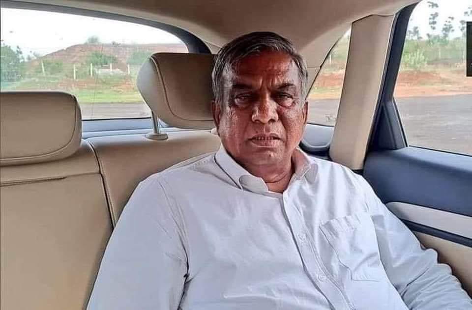 ChandanSharmaG's tweet image. यह है " रफीक हुसैन भटूक "
यह गोधरा में नेता था

दो पेट्रोल पंप थे, इसी ने साबरमती ट्रेन को जलाने के लिए पेट्रोल की व्यवस्था की थी

यह 14 साल तक फरार रहा, गुजरात IB की नजर इसके रिश्तेदारों और उसके परिवार वालों पर थी सबके फोन सर्विलांस पर थे, 1 दिन इसने अपने बेटे को फोन किया…