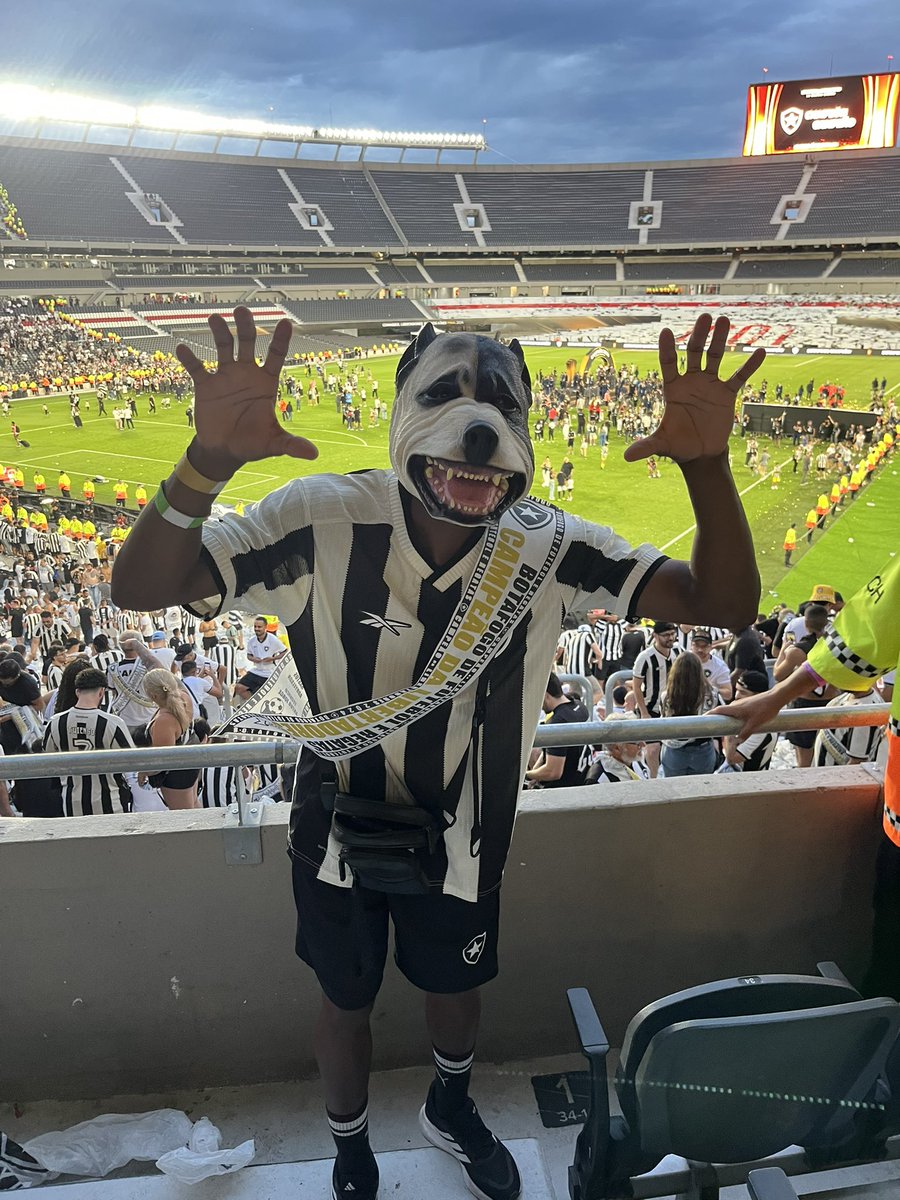 Jonatha_lct's tweet photo. EU SOU CAMPEÃO DA AMÉRICA !! 🏆🐻🖤 🇦🇷 https://t.co/8SekOmXnmD