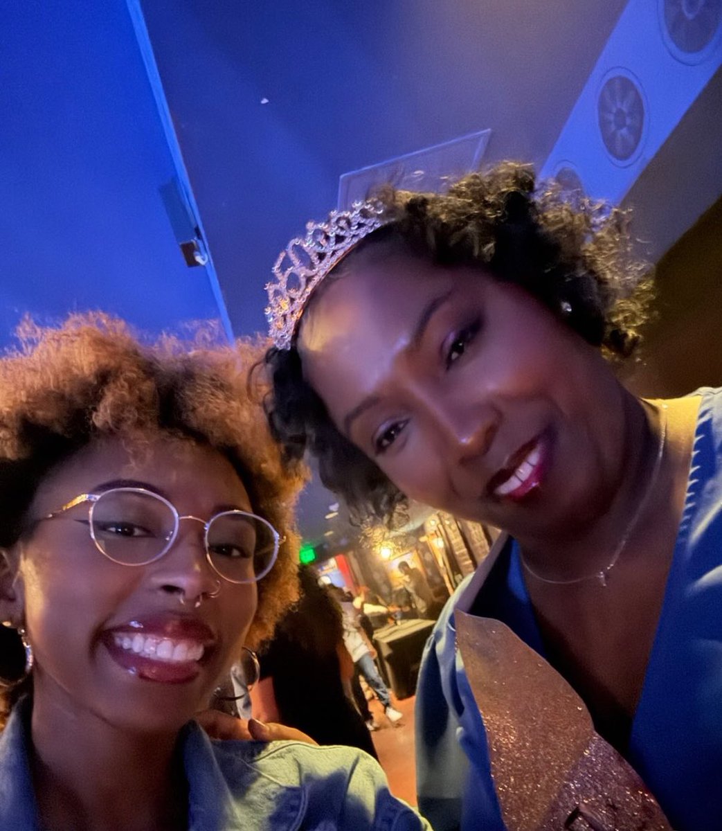 LoonaUnited's tweet photo. Second year in a row :,) @tanerelle I love you so much and I'm so happy I got to see you in concert 🫶🏾🫶🏾 https://t.co/sXT38ZuDBO