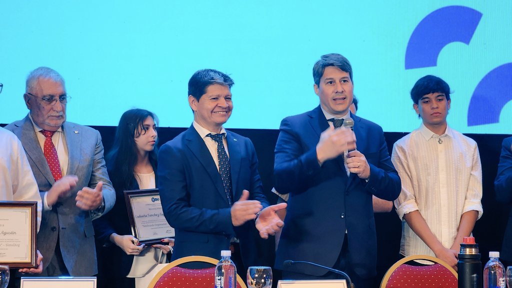 Estudiantes de la Escuela de Educación Secundaria N°65 de la ciudad de Machagai, Chaco, ganadores del premio 🏆 “Sembrando empresarios” 🏅  son reconocidos por el Consejo Directivo de CAME, en apoyo y estímulo a su desempeño en este proyecto educativo de simulación de negocios,
