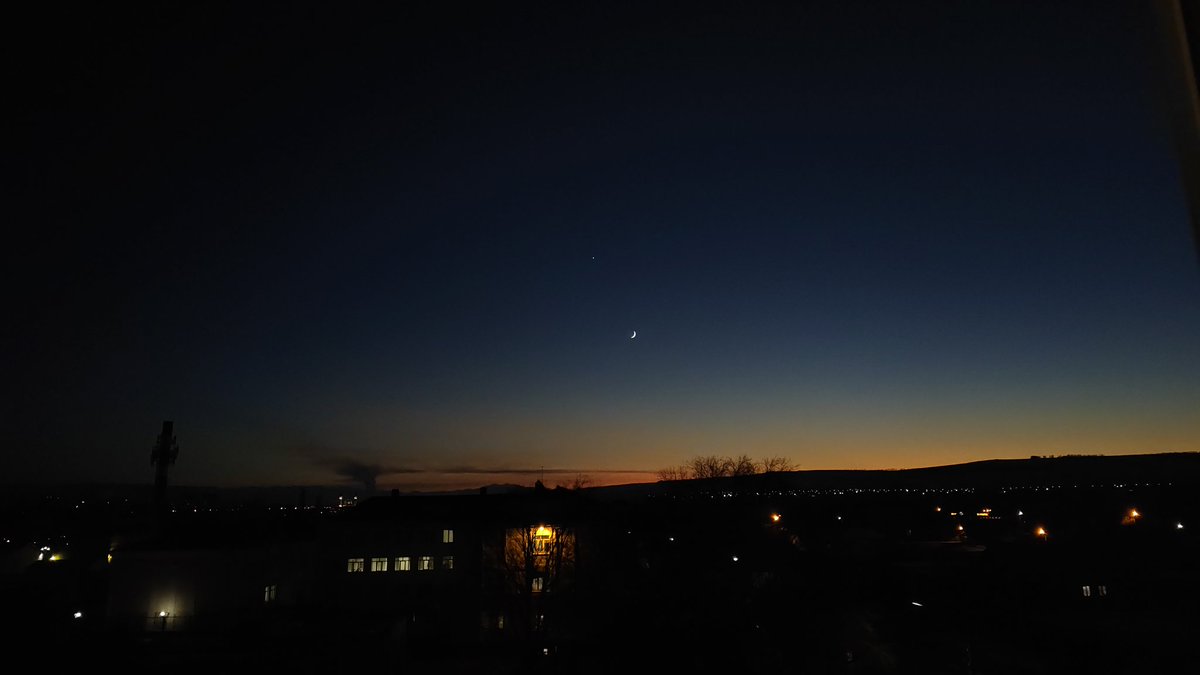 SayaliB5's tweet photo. Moon , Venus and sunset https://t.co/Xmmmeq87OD