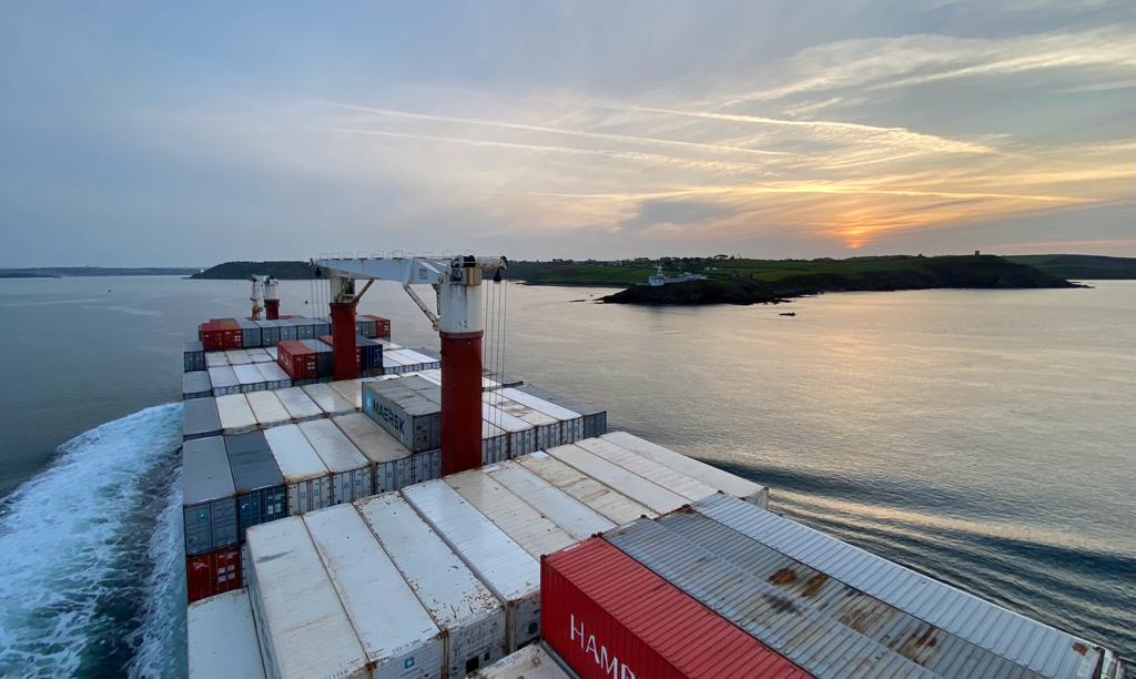 PortofCork's tweet photo. A striking #PilotsPerspective as the sun rises over Roches Point.
📸 Aidan Fleming https://t.co/Ubtxyhb76S
