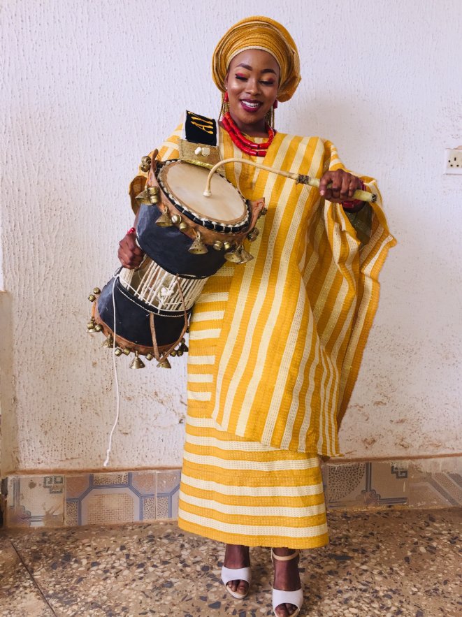 AYANDIGOLD's tweet photo. Ọmọ Yorùbá ataata, ọmọ béjé.
Ọlọ́wọ́ òsì obiririn onílù tí ẹ fẹràn julọ 
Àṣà ilẹ Yorùbá ò lè parun láyé 

“ 𝗬𝗼𝘂𝗿 𝗙𝗮𝘃𝗼𝗿𝗶𝘁𝗲 𝗟𝗲𝗳𝘁 𝗛𝗮𝗻𝗱𝗲𝗱 𝗙𝗲𝗺𝗮𝗹𝗲 𝗧𝗮𝗹𝗸𝗶𝗻𝗴 𝗗𝗿𝘂𝗺𝗺𝗲𝗿 “

📸 :- @alaga_dc44

#ayandigold #abikeoniluola #ayandigold2dworld https://t.co/8dlOD4bvua