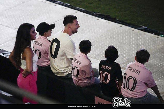 The Moments that show, " how can anyone hate Lionel Messi" 🐐

A Thread