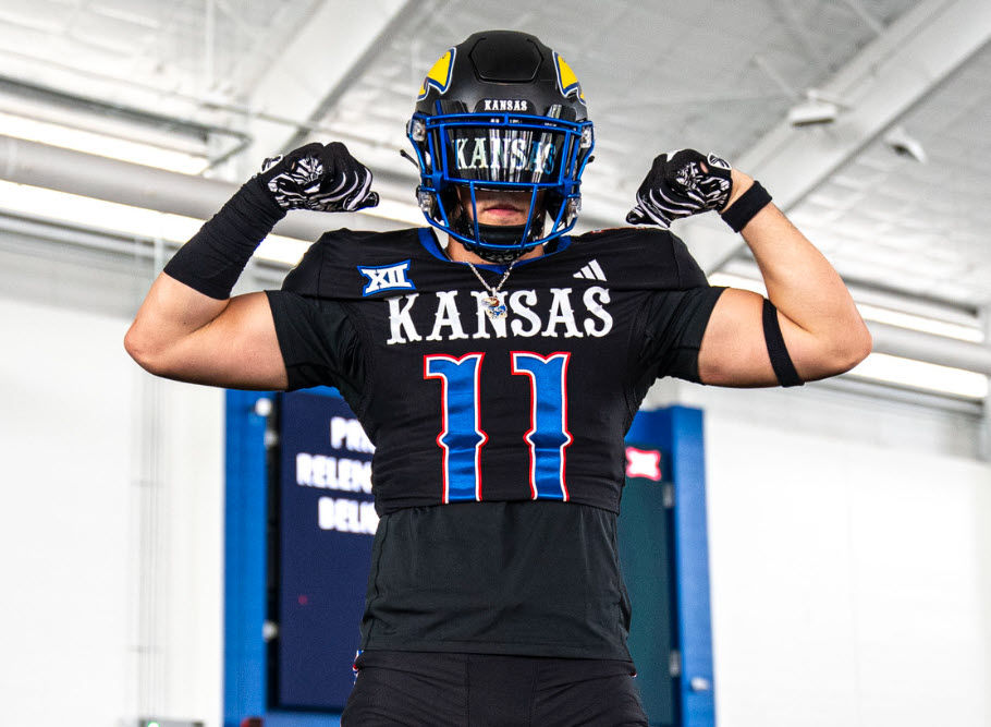 "It feels amazing to finally be a part of the family and make it official. I’m looking forward to getting on campus and getting straight to work and getting closer with my teammates."

- DE Garrett Martin just signed with KU. #kufball 

LINK:
kansas.rivals.com/news/signing-d…