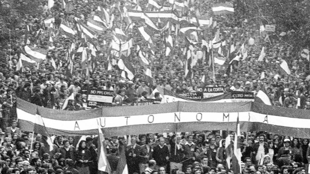 4/12/1977. Miles de andaluces salen a la calle pidiendo la Autonomía. 

La Policía carga y asesina a tiros a Manuel José García Caparrós. Tenía 18 años y militaba en CCOO.

Ni jamás se ha investigado ni jamás se ha juzgado. 

Hoy hace 47 años.

Hoy y siempre, Viva Andalucía