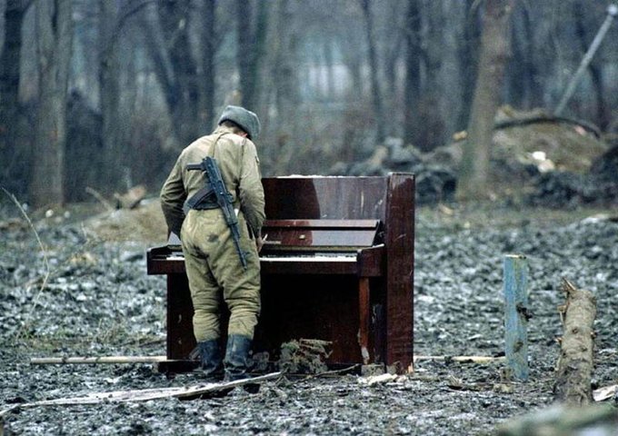 kawishWriter's tweet photo. 12. In 1994, a Russian soldier was photographed playing an abandoned piano in Chechnya. https://t.co/MvsWXerFs4