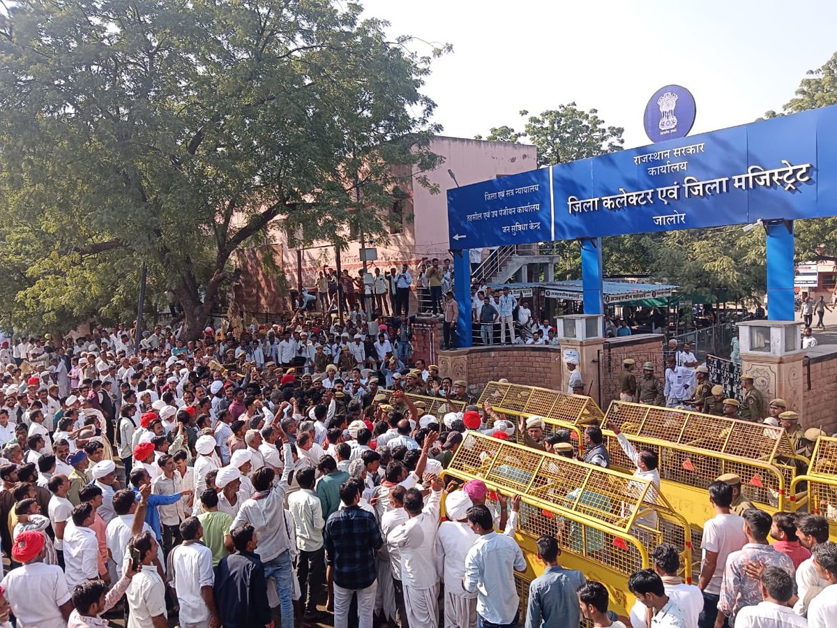 Jitendra_Modran's tweet image. जालोर से कौन-कौन ट्विटर पर हमारे किसानों के समर्थन में है? 🌾 आइए, जवाई नदी के पुनर्जीवन पर भी चर्चा करें! 

💧 अपने विचार कमेंट करें, शेयर करें या अपना हैंडल शेयर करें ताकि हम जुड़ सकें।
#Jalore #FarmersSupport #JawaiRiverRevival