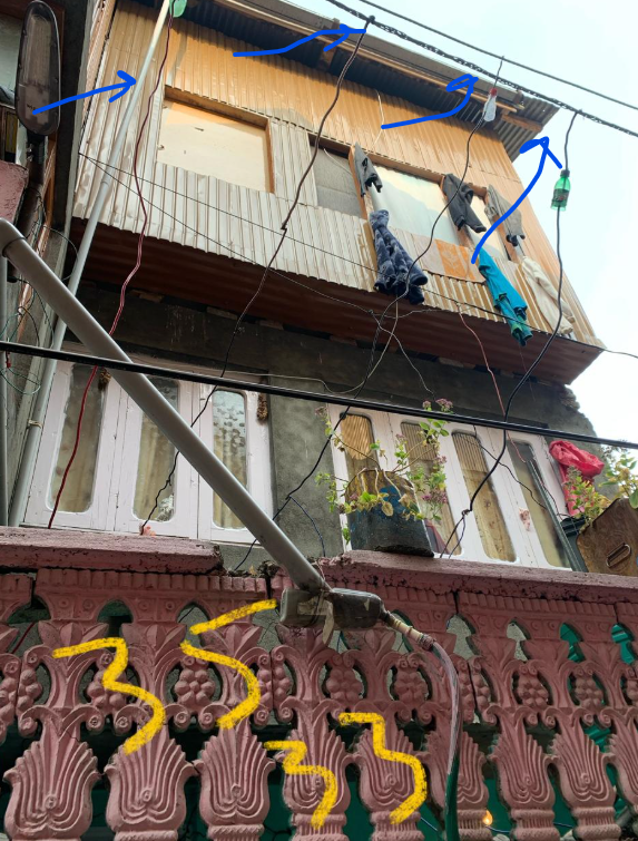 kpdcloffice's tweet photo. Dear consumers, something is not right. 👇
Let us rise against power theft that creates hardships to genuine consumers who pay their bills but suffer due to selfishness of those who pilfer: Er. Rafeeq Ahmad, SDO. 
📍Dalgate
@diprjk @OfficeOfLGJandK @nasirsogami @DullooAtal