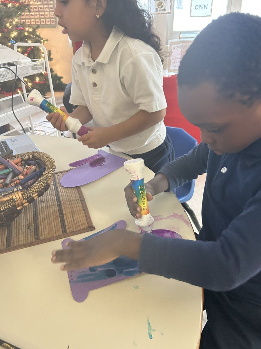 mrslevante's tweet photo. Our friends in ELP 1 read the book “The Mitten” and then designed their own mitten to keep warm this winter ❄️ @tdece1 @idalipreti @TCDSB @Ms_Russo_ https://t.co/d49Z9ARegW