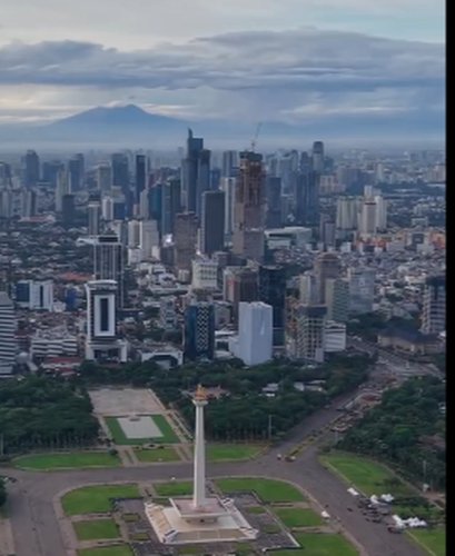 UsepSolihin's tweet photo. Mungkin ini momen langka bagi warga jakarta melihat langsung gunung salak jika tidak dibantu angin yangbtidak punya KTP https://t.co/54x9AKdXHj