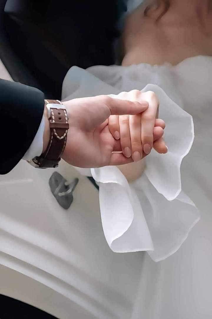 ليس غريبا ان نحب إنسانا دون أن نراه ٠٠
وليس غريبا ان نحب صوتا دون أن نراه شكلا 
هذا ما يسمى حبا  للأرواح ٠٠لا حبا للأجساد و الأشكال 
فإن تحب شخصا لروحه وجمال صفات روحه فإن ذلك يعد أسمى درجات الحب و أرقاها  ٠٠