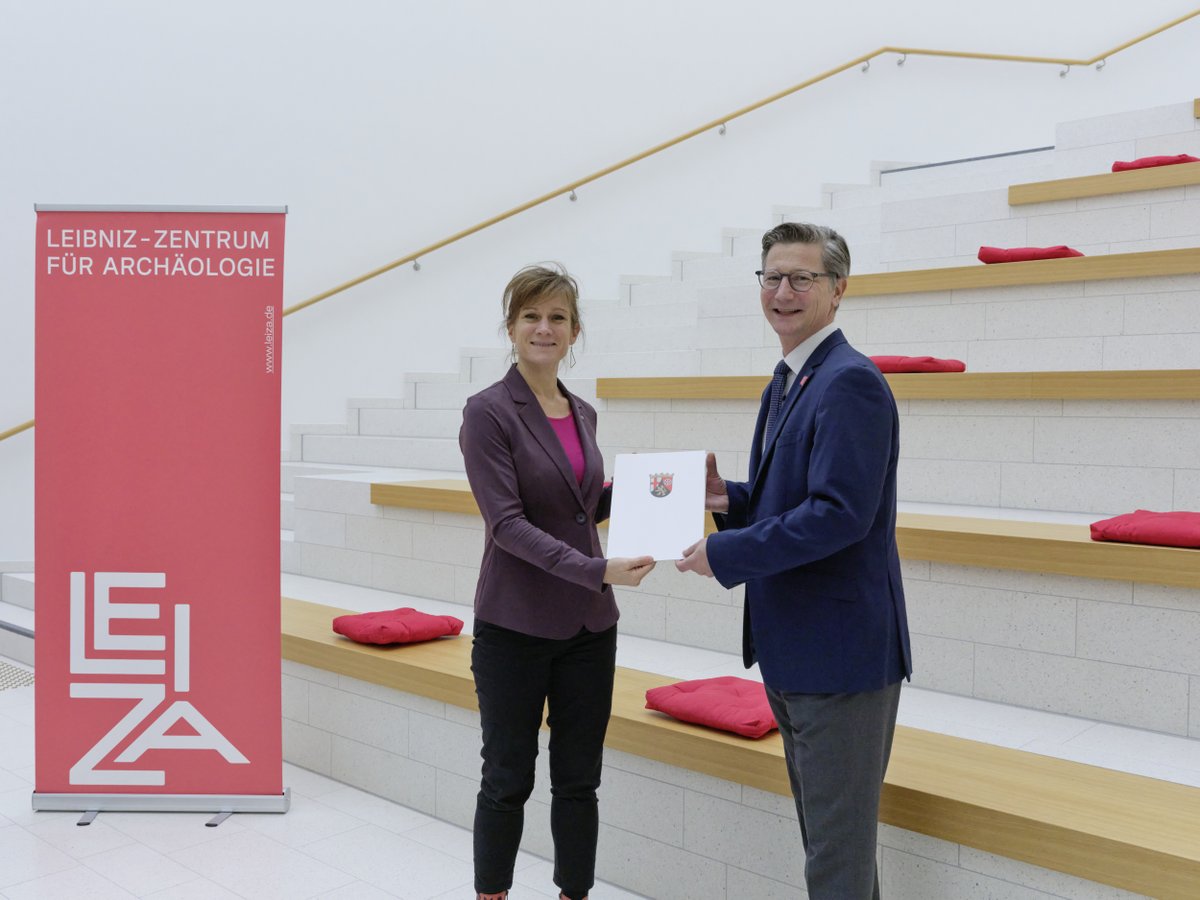 Leibniz-Zentrum für Archäologie (LEIZA) (@leizarchaeology) on Twitter photo Yesterday, Ministerial Director Katharina Heil handed Dr. Torsten Fischer the approval for a €250,000 grant to acquire a 2D X-ray system. This milestone enhances our archaeological research & global collaborations. Thank you, <a href="/MWGRLP/">Ministerium für Wissenschaft und Gesundheit #RLP</a>! #LEIZArchaeology Yesterday, Ministerial Director Katharina Heil handed Dr. Torsten Fischer the approval for a €250,000 grant to acquire a 2D X-ray system. This milestone enhances our archaeological research & global collaborations. Thank you, <a href="/MWGRLP/">Ministerium für Wissenschaft und Gesundheit #RLP</a>! #LEIZArchaeology