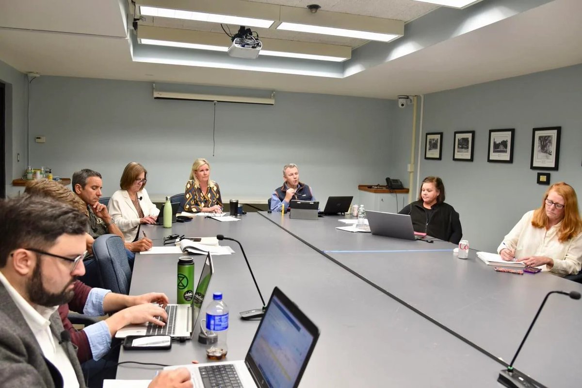 Milton will be ineligible to compete for about $4B incl in an economic leadership bill from the state.  Econ package includes grant pgms not available to communities not in compliance or interim compliance with MBTA Communities Act.
bit.ly/4imOISM
📸Milton Times photo