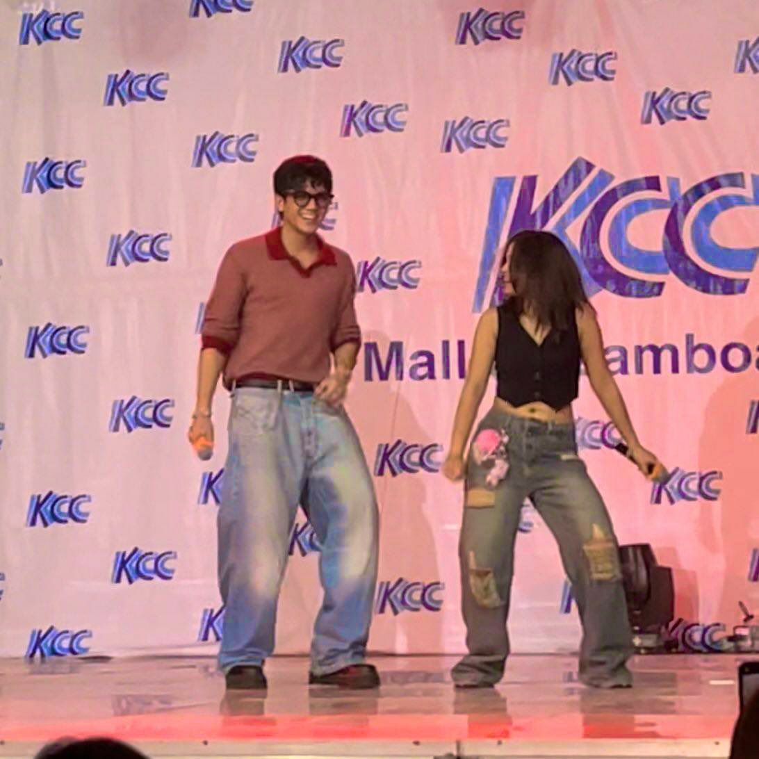 MegaKapamilya's tweet photo. Jarren and Kolette, nagpakilig sa buong KCC Mall de Zamboanga! ❤️❤️❤️

#MegaKapamilya #JarLette https://t.co/Jby6IdksPD