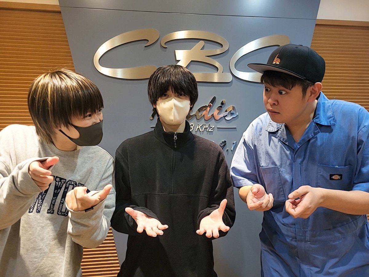 radino_to_z's tweet image. 4曲目は、＃マルシィ『プレゼント』

スタジオゲストは ＃吉田右京 さんと ＃フジイタクミ さん！
プレゼントの思い出は、フジタさんが「Nintendo DS（ソフト・ポケモン不思議なダンジョン）」、吉田さんが「ゲームボーイSP（同・ポケモン エメラルド）」だそうです！
＃ラジノート  ＃チュウモリ