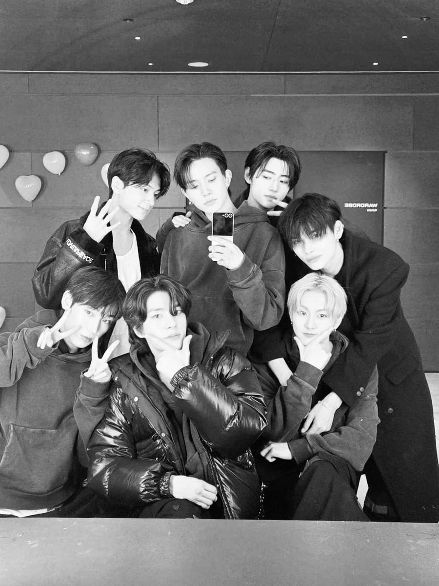 heeseunghv's tweet photo. 𝖾𝗏𝖾𝗋𝗒 𝗆𝗈𝗆𝖾𝗇𝗍 𝗌𝗁𝗂𝗇𝗂𝗇𝗀 𝖻𝗋𝗂𝗀𝗁𝗍𝖾𝗋 𝗍𝗁𝖺𝗇 𝗍𝗁𝖾 𝗅𝖺𝗌𝗍. #ENHYPEN4thAnniversary https://t.co/DHNgj18g34