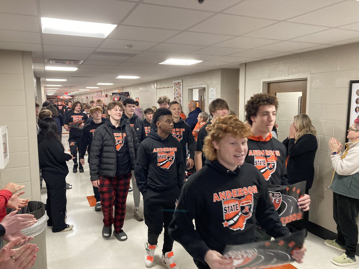FHSchools's tweet image. GOOD LUCK to our @_AHS_Football Raptors as they head off to the state championship game! 🏈🏟️ We had a state walk to send them off from @AndersonRaptors this morning and they’re heading to visit their old elementary schools soon!