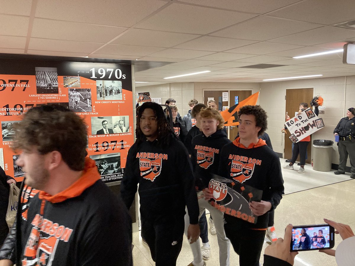 FHSchools's tweet image. GOOD LUCK to our @_AHS_Football Raptors as they head off to the state championship game! 🏈🏟️ We had a state walk to send them off from @AndersonRaptors this morning and they’re heading to visit their old elementary schools soon!