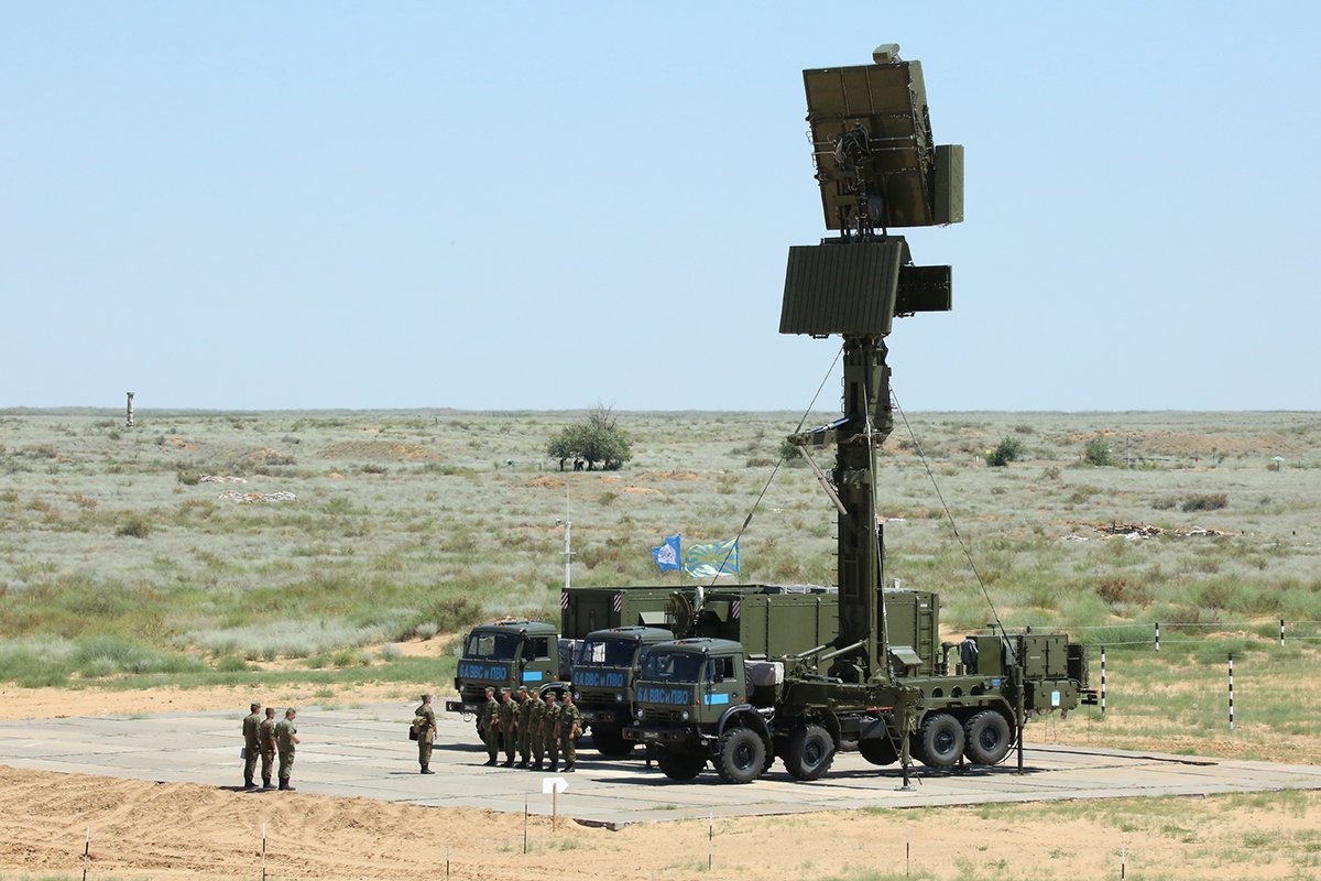 This is a "Podlet K1" 48Ya6-K1. 
It was designed to detect low flying objects and can be used to support the S-300/400 system.