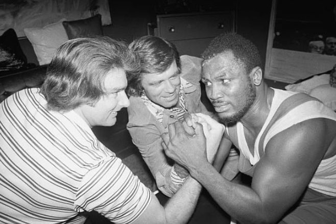 HarryHaris48861's tweet image. Heavyweight boxing great Smokin’ Joe Frazier with baseball stars from the Philadelphia Phillies, pitcher Steve Carlton and catcher Tim McCarver. #JoeFrazier #boxing #SteveCarlton #TimMcCarver #Philadelphia #Phillies #baseball #PhiladelphiaPhillies #sports