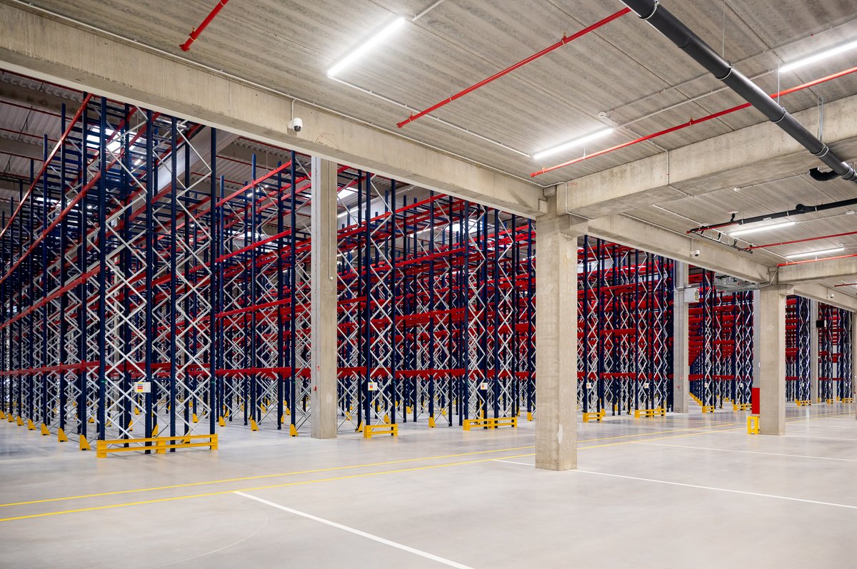ukinhungary's tweet photo. 🚚 Driving #Sustainability forward: Deputy Head of Mission @AndrewxDavidson attended the opening of Tesco 🇭🇺's new 100,000 m² logistics centre in Szigetszentmiklós, featuring #SolarPanels, #CO2Reduction &amp; #WaterRecycling. A major milestone boosting Tesco’s efficiency &amp; impact. https://t.co/GvAV9V2Hpb