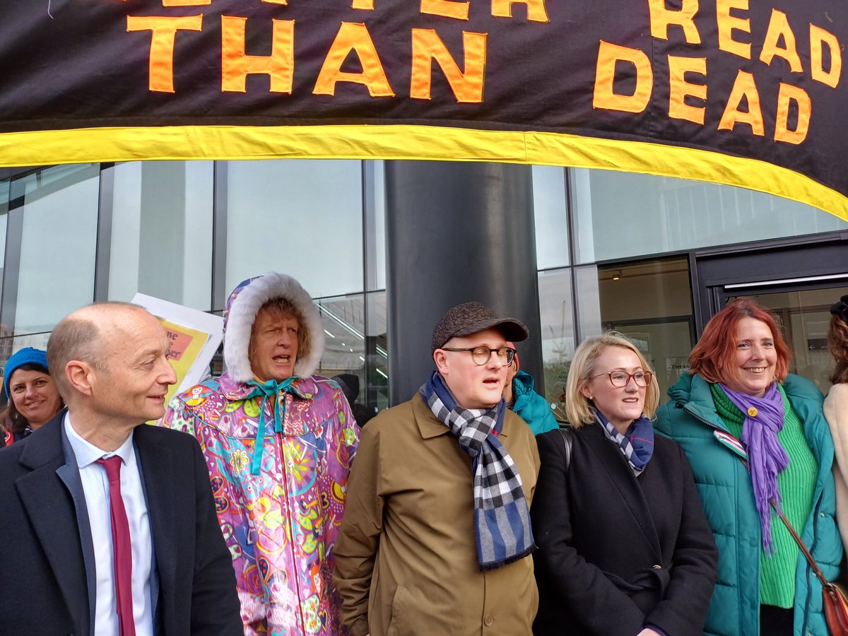 JuliaKollewe's tweet photo. On the picket line this morning protesting the proposed sale of the Observer to loss making Tortoise Media without proper scrutiny/consultation. Mick Lynch, Michael Rosen, Grayson and Philippa Perry and others came to support us #SaveTheObserver @MichaelRosenYes @Philippa_Perry https://t.co/LgJztUMfQM