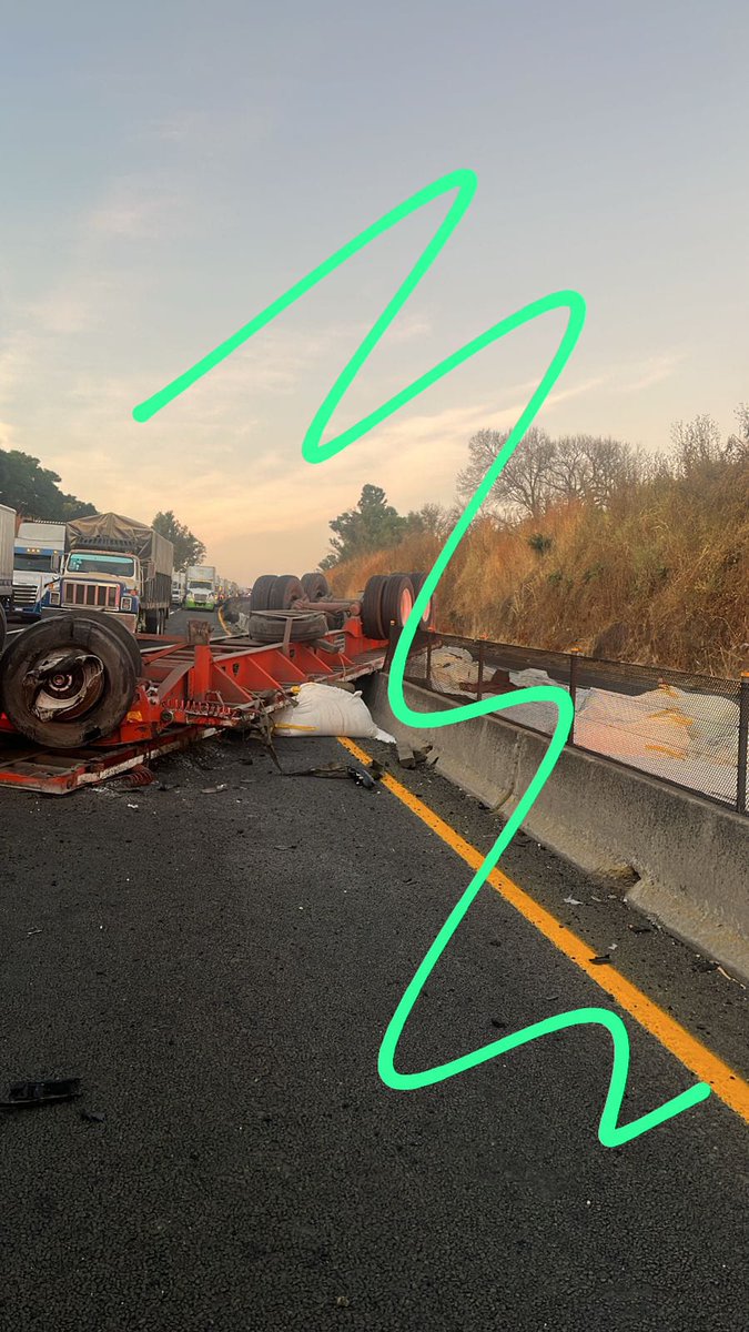 informatepa's tweet photo. Esta mañana un #accidente dejo la autopista cerrada entre #Tepatitlán y #Acatic después de que se registrará un choque y volcadura que bloquea ambos sentidos, aunque la vía ya fue liberada de Tepatitlan hacia Acatic, continúa el trabajo en el otro sentido. https://t.co/yvEuTzuY2q