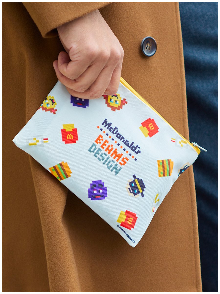 マクドナルドの福袋2025 アイテムNo.3はポーチ。 コラボロゴが