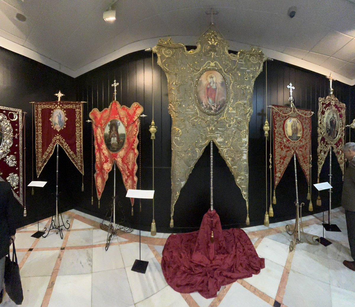PasyEsp's tweet photo. 🕯️ Ayer visitamos “Sinelabe Concepta” en el @cmisevilla dedicado a las Glorias.

Una joya con Simpecados de las corporaciones letíficas y con el paso de la Divina Enfermera @LanzadaSevilla en el patio.

📸 @inma5c 

#PYEMagna #TDSCofrade https://t.co/dUZo7clS72