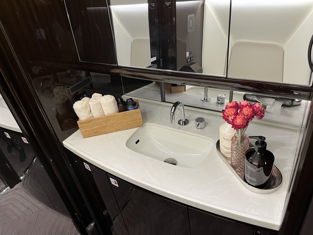 jetaviation's tweet image. We are excited to introduce a new Falcon 6X to our fleet.​
​
Model: Falcon 6X ​
Seating: 13 passengers ​
Crew: 2 pilots ​
Range: 5,500 nm | 10,186 km ​
Speed: 562 kts | 1,040 km/h ​

Make an inquiry: ow.ly/MVcN50UkKN6
 ​
#Aviation #BusinessAviation #FlyCharter  #Falcon6X