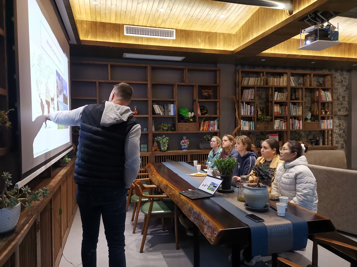 ccgrueter's tweet image. Pre-fieldwork workshop at our cozy base in Muyu, Hubei, China @UWAhumanscience @BiolSci_UWA @NewColomboPlan #snubnosedmonkey