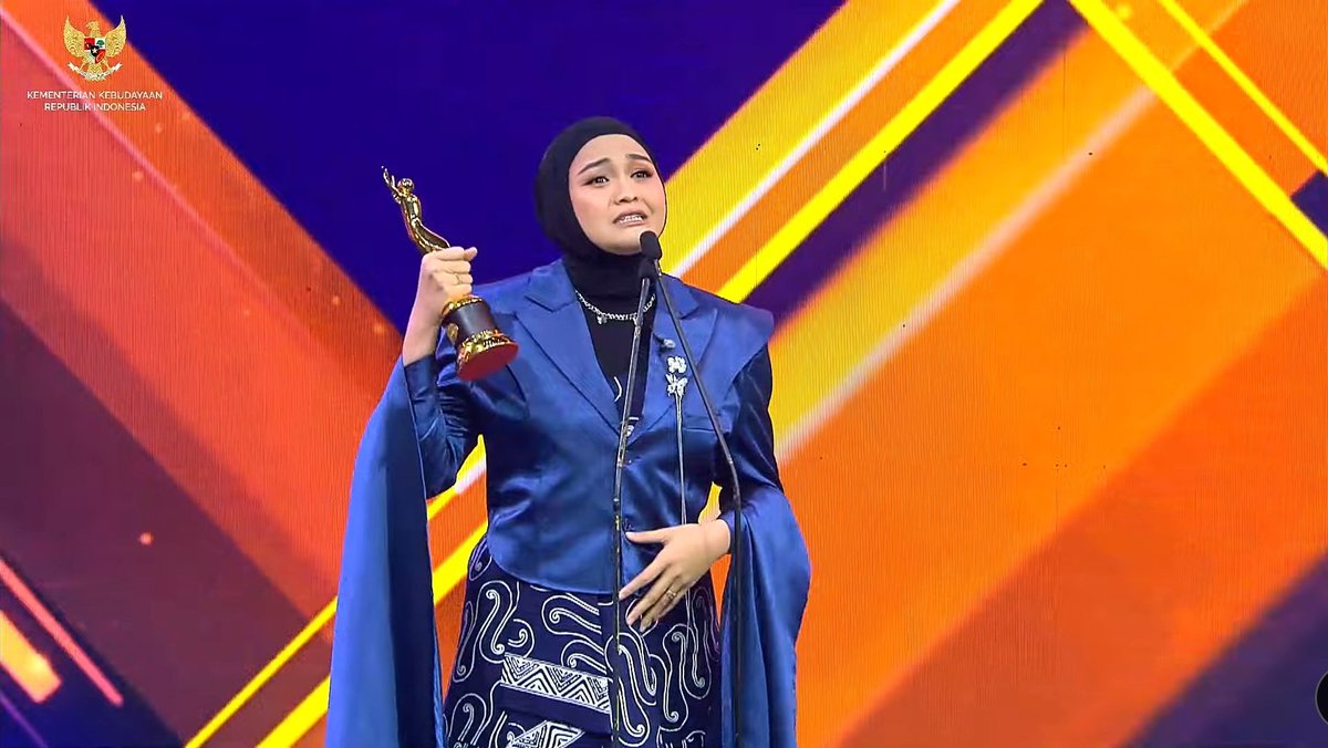 Salma Salsabil wins the #AMIAwards for Artis Solo Wanita Pop Terbaik.
