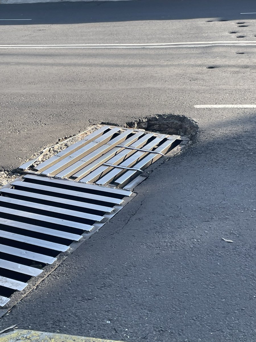 aperezgrovas's tweet photo. @AlcaldiaAO @LopezCasarinJ Hola, pueden arreglar el bache sobre la coladera que está entre la calle Creta y Av de Las Águilas, Lomas de Axomiatla, CP 01820, Cc @EnlaceTAguilas @PORLASAGUILAS https://t.co/zSl97Ek4n5