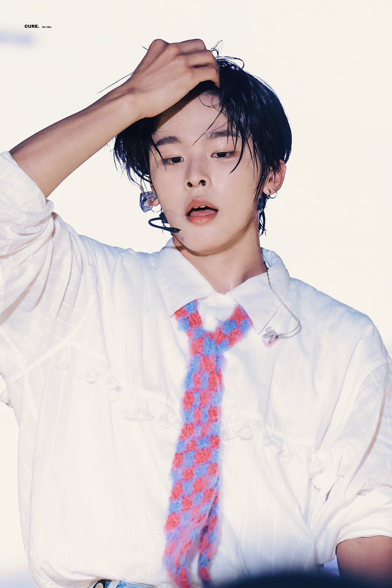 역시 미남은 흑발에 흰셔츠만 입었을때 더 빛남