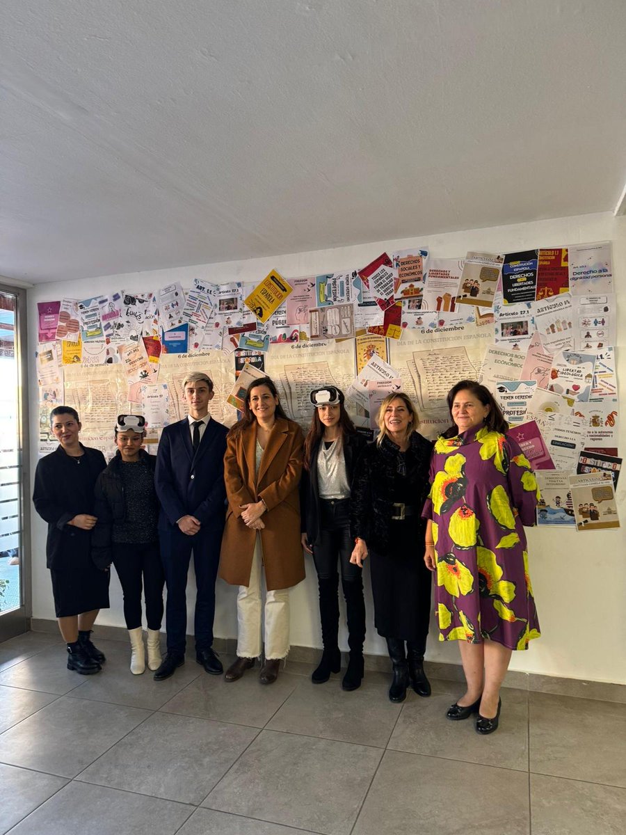 El IES Joan Miró de S.S.Reyes celebra el aniversario de la Constitución Española con una recreación en el tiempo.  En una original presentación, los padres de la Constitución se unen a personajes del futuro para explicar el nacimiento y la importancia de este documento.