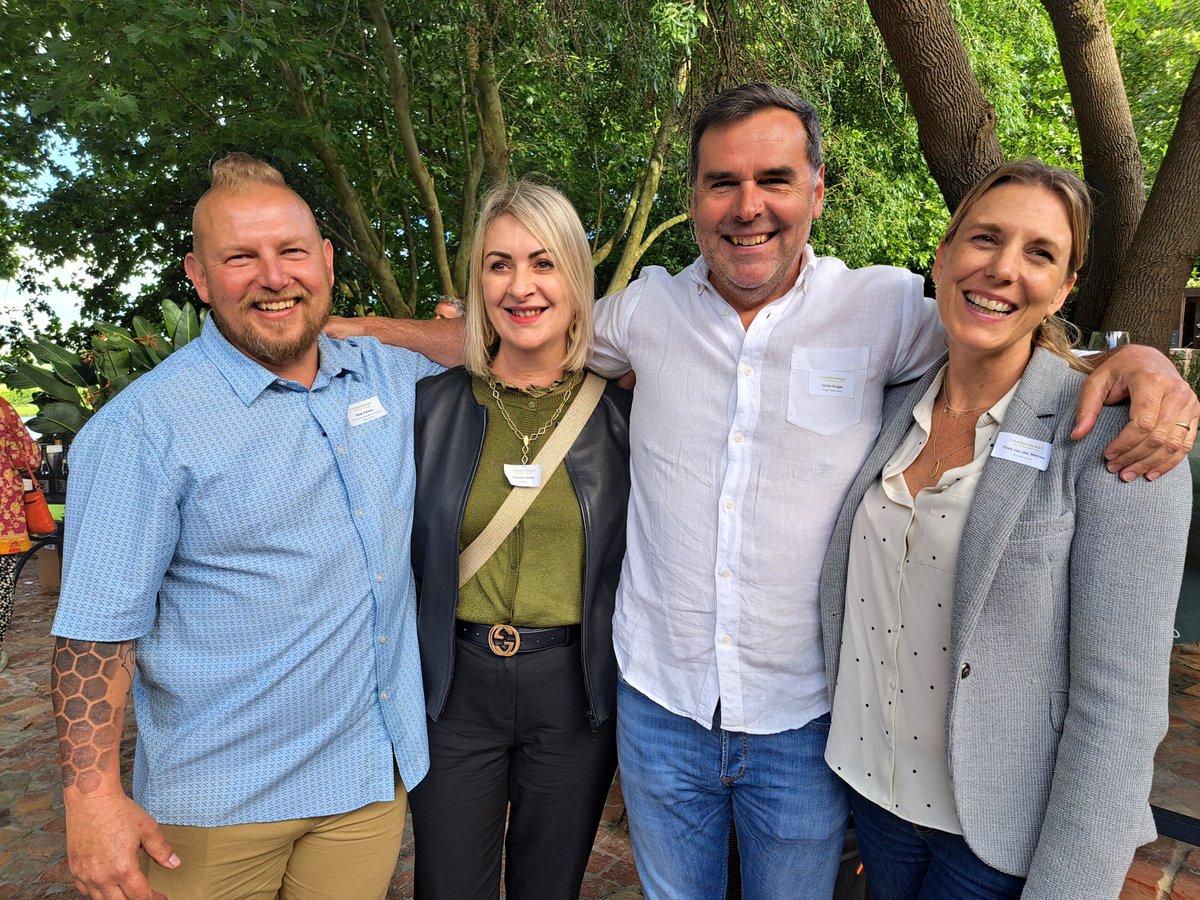 The committee is chaired by Sjaak Nelson (Jordan Estate), with Johan Kruger (Kruger Family Wines) as vice chair and committee members Carolyn Martin (Creation), Thea van der Merwe (Journey’s End) and Ann Ferreira (Pieter Ferreira Wines). 🧵3/6