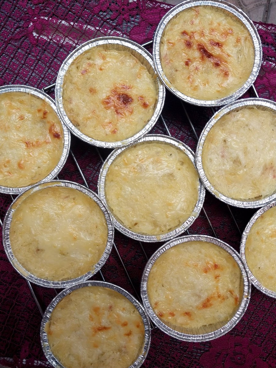 luckymagnets's tweet photo. Halooo aku mau promosi jualanku dan ibuku yaaa. Untuk dom Solo, aku jualan macaroni schotel yaaa... harga 15k, dgn berat 140gr (riil aku itungin satu-satu). 100% homemade, 100% pake bahan berkualitas. Bisa COD (ketentuan COD baca dipost an bawah ini). Segitu dulu buat macaroninya https://t.co/LPPUDVRthe