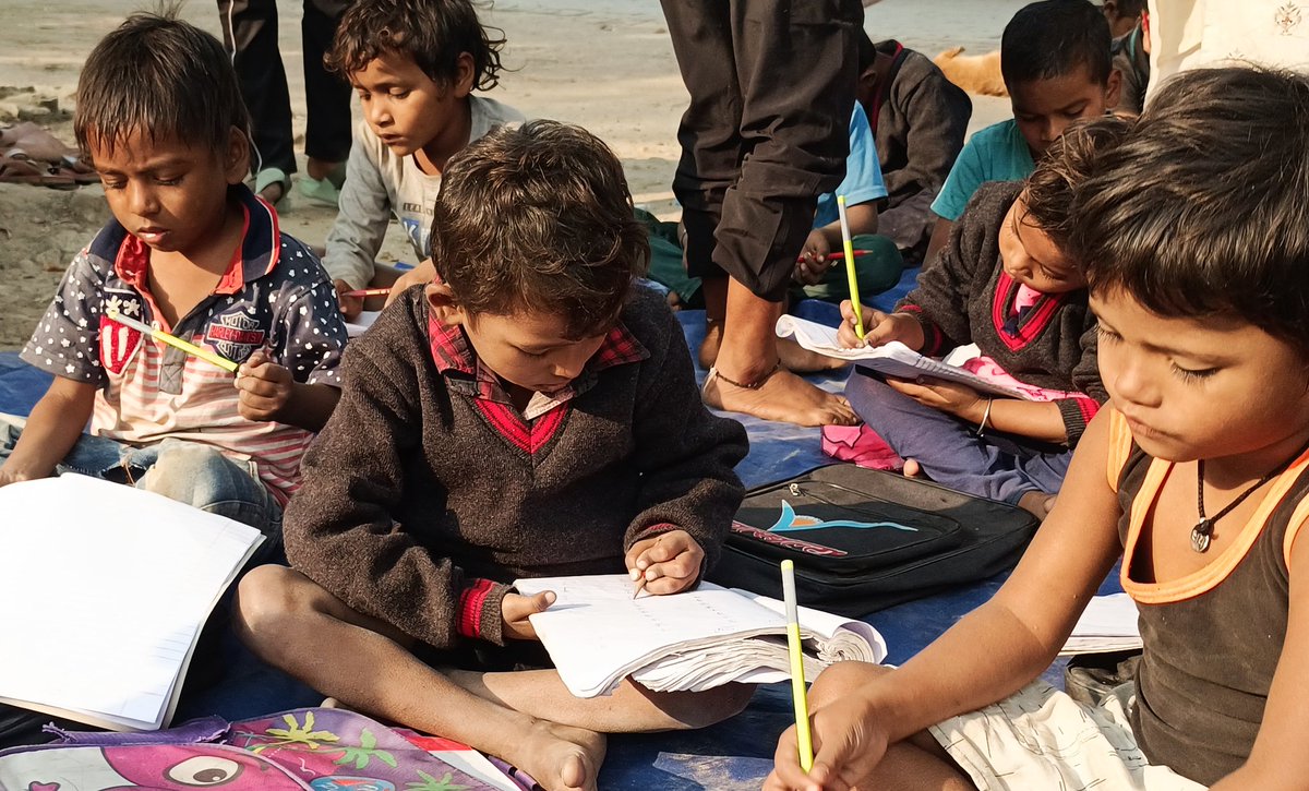 SSS_swadesh_NGO's tweet photo. #कुंभ_की_पाठशाला
होने लगा एक नया सवेरा, उम्मीदों की किरण✒️📝📚
स्वदेश सेवा संस्थान की निःशुल्क संगम की पाठशाला।
@dpradhanbjp @PrayagrajCity @DM_PRAYAGRAJ @PrayagrajTeam
@MahaKumbh_2025 @PrayagrajKumbh #swadeshsevasansthan #TEAM_SSS
#sssngo #संगम_शाखा https://t.co/4yqagYxHGF