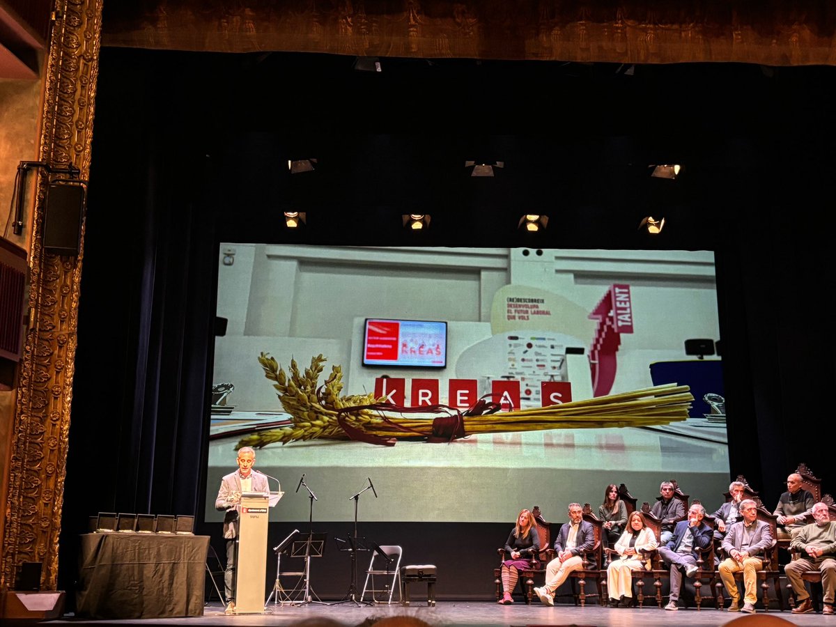 KREASFP's tweet image. Molt contents i agraïts d’haver rebut la 🏅Medalla de la Ciutat d'Olot, acompanyats de la resta de centres que han impulsat i consolidat la Formació Professional a la ciutat.

L'acte de lliurament va aplegar referents i professionals del món educatiu i empresarial.