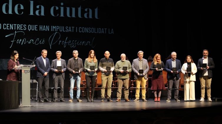 KREASFP's tweet image. Molt contents i agraïts d’haver rebut la 🏅Medalla de la Ciutat d'Olot, acompanyats de la resta de centres que han impulsat i consolidat la Formació Professional a la ciutat.

L'acte de lliurament va aplegar referents i professionals del món educatiu i empresarial.