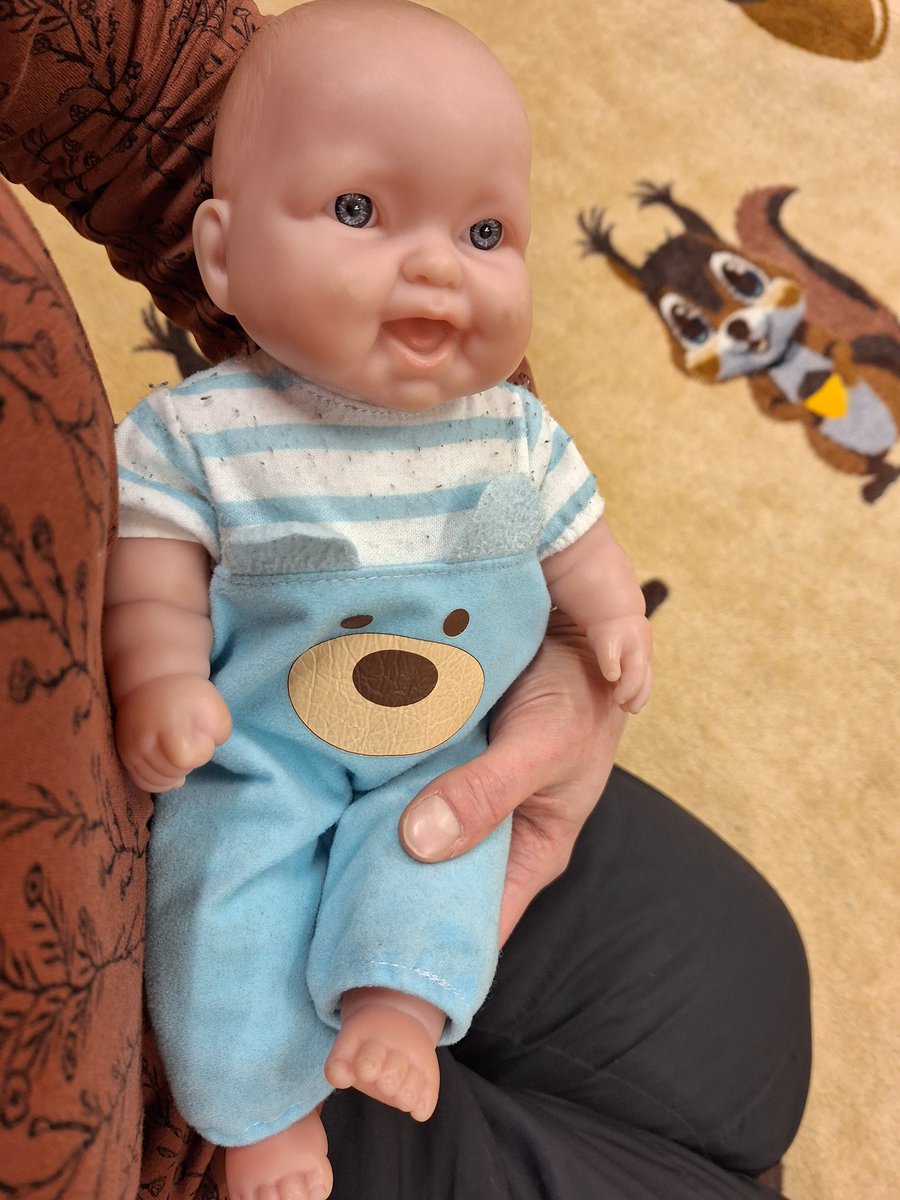 Itkettikö sitä? -Aamulla vähän, syli auttoi.
Oliko kyymä uukona? -Hyvin tarjettiin.
Mitä söi? -Kalakeittoa, pilkoin kyllä huolellisesti.
Mitä muuta? -Laulettiin joululauluja.
Miks ei ollu retki? - Öh, ehkä huomenna mennään!

Nuo taaperot on tarkkoja vauvoistaan.
#varhaiskasvatus