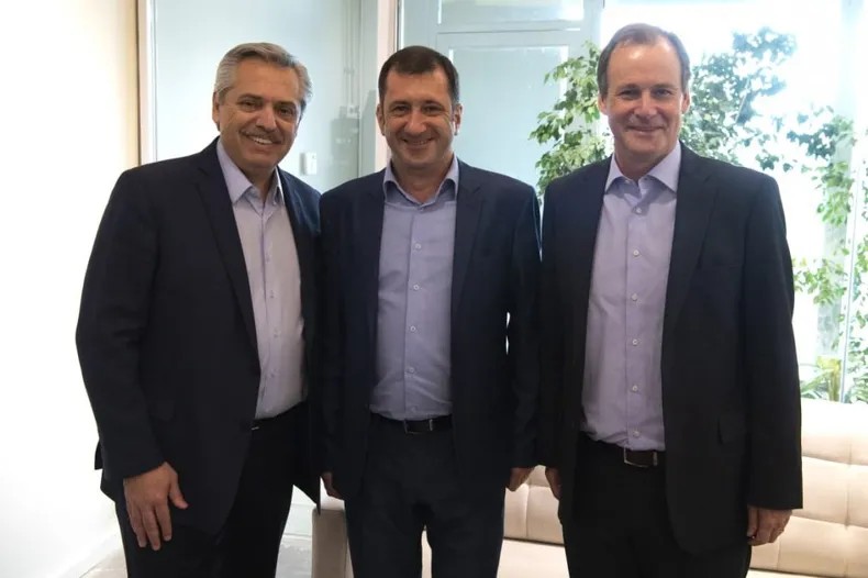 LuisGasulla's tweet photo. FIN DEL KIRCHNERISMO EN ENTRE RIOS.
Hace 15 días la justicia metió en cana al ex gobernador Urribarri por corrupción.
Esta semana el ex gobernador y actual diputado nacional Gustavo Bordet lo defendió y dijo que "es un exceso que esté en la cárcel".
Hoy lo agarraron al senador Kueider, ex funcionario y jefe de campaña de Bordet, con más de 200 mil usd cash en su bolsillo en Paraguay. Son una banda.