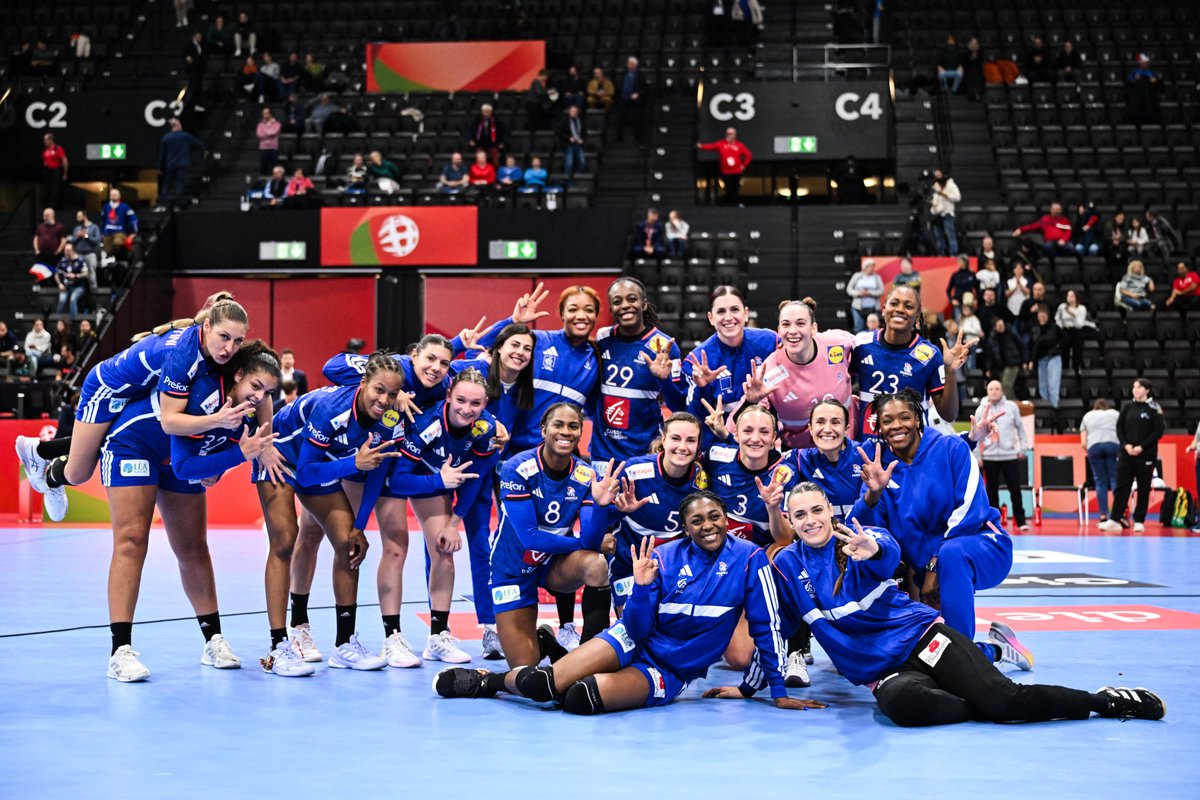 TF1 Pro (@tf1pro) on Twitter photo #DernièreMinute <a href="/tfx/">TFX</a>
🤾♀️Euro féminin de handball
Le match du tour principal 🇫🇷FRANCE/SUÈDE🇸🇪
à suivre en clair dimanche 8 décembre à 20h20 sur #TFX
🎙️ <a href="/gregmargotton/">Grégoire Margotton</a> & <a href="/Nodji_Myaro/">Nodjialem MYARO</a>
tf1pro.com/actualites/art… #DernièreMinute <a href="/tfx/">TFX</a>
🤾♀️Euro féminin de handball
Le match du tour principal 🇫🇷FRANCE/SUÈDE🇸🇪
à suivre en clair dimanche 8 décembre à 20h20 sur #TFX
🎙️ <a href="/gregmargotton/">Grégoire Margotton</a> & <a href="/Nodji_Myaro/">Nodjialem MYARO</a>
tf1pro.com/actualites/art…