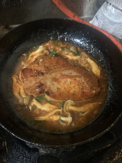 めんどくさいので豚をソテーしたあと、この前作って残ったスパイシートマトソースに残り物のしめじとバジルぶち込んで煮込んだだけのものが仕上がった('Д`) 