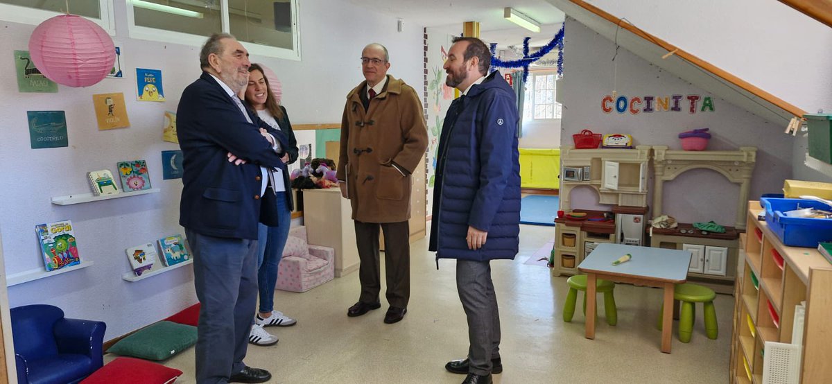 JoseCarlosFdezB's tweet photo. 🏫👶 Hoy visitamos el colegio y la Casa de Niños de Navacerrada junto a su alcalde, Pablo Jorge Herrero. 👏 Gracias a todo el equipo docente y directivo por vuestro gran trabajo y dedicación. 🌟 #Educación #Navacerrada #escuelarural https://t.co/u6QfRN0UzZ