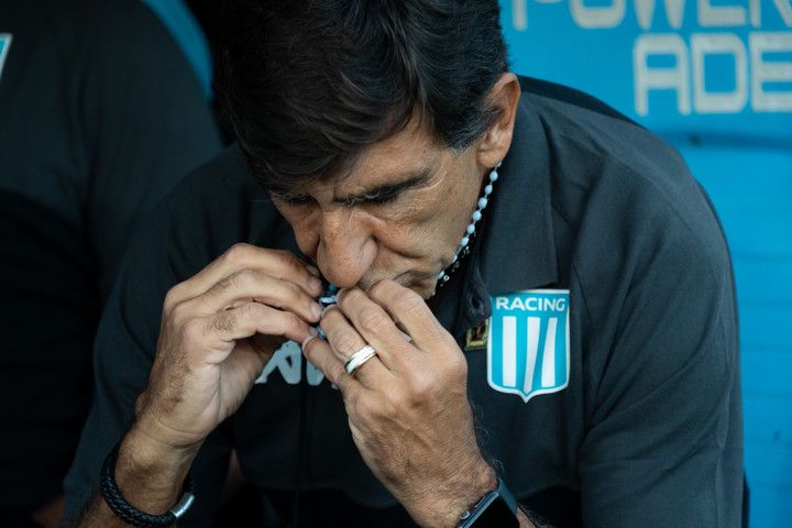 okdobleamarilla's tweet photo. 🚨 #ALERTA | ❌ Otra sanción de #CONMEBOL a #Racing y a Gustavo #Costas por la ida de la semifinal ante Corinthians 🇧🇷 

📌 La Academia deberá abonar U$D 100.000 por ACTOS RACISTAS y U$D 50.000 por infracciones al código disciplinario

📌 Además, el entrenador deberá abonar U$D 50.000 por salir tarde al terreno de juego
