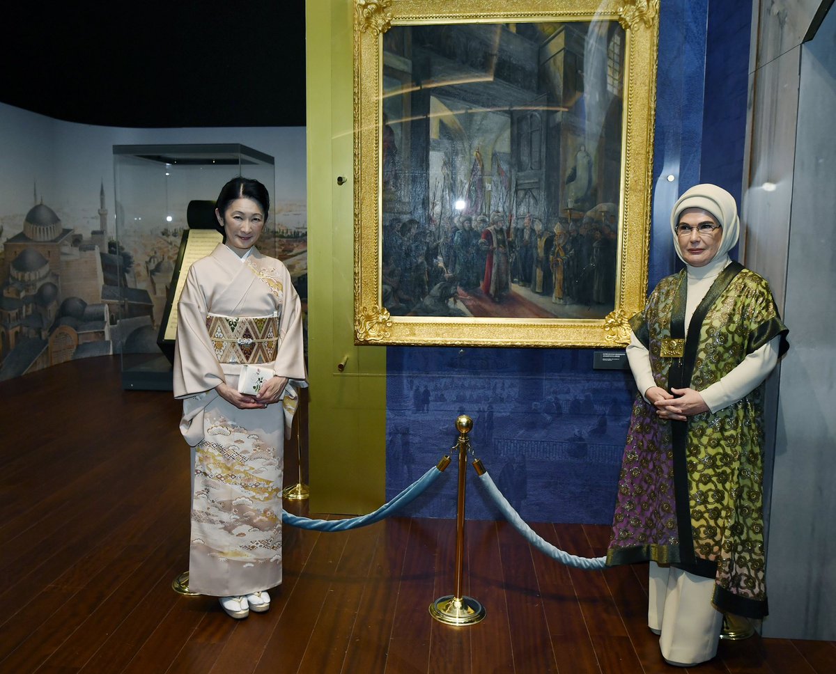EmineErdogan's tweet photo. Türkiye-Japonya diplomatik ilişkilerinin tesisinin 100. yıl dönümü kapsamında ülkemizi ziyaret eden Japonya Veliaht Prensesi Akishino ile bir araya gelmekten memnuniyet duydum. 

Ülkemizin kültür hazinesine ev sahipliği yapan Cumhurbaşkanlığı Millet Kütüphanesi’ni ve Japonya kitaplığı bölümünü ziyaret ettik. 

Farklı medeniyetlerin birikimlerini aynı çatı altında buluşturan kütüphanemizde muhafaza edilen özel ve nadir eserleri tanıtma fırsatı bulduk. 

Japonya Kitaplığı, iki ülkenin ortak mirasına ışık tutan ve dostluk bağlarını güçlendiren bir sembol niteliğinde. 

Fatih Sultan Mehmet Sergisi’ni gezerek tarihimizin büyük liderlerinden birinin vizyonunu, sanata ve bilgiye olan bağlılığını yakından inceledik. 

Temennimiz bu anlamlı ziyaretin ülkelerimiz arasındaki iş birliğini daha da ileriye taşımasıdır.