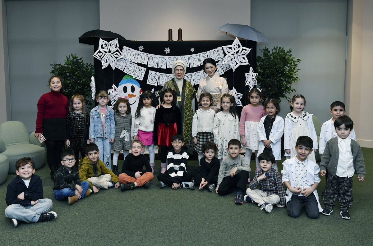 EmineErdogan's tweet photo. Türkiye-Japonya diplomatik ilişkilerinin tesisinin 100. yıl dönümü kapsamında ülkemizi ziyaret eden Japonya Veliaht Prensesi Akishino ile bir araya gelmekten memnuniyet duydum. 

Ülkemizin kültür hazinesine ev sahipliği yapan Cumhurbaşkanlığı Millet Kütüphanesi’ni ve Japonya kitaplığı bölümünü ziyaret ettik. 

Farklı medeniyetlerin birikimlerini aynı çatı altında buluşturan kütüphanemizde muhafaza edilen özel ve nadir eserleri tanıtma fırsatı bulduk. 

Japonya Kitaplığı, iki ülkenin ortak mirasına ışık tutan ve dostluk bağlarını güçlendiren bir sembol niteliğinde. 

Fatih Sultan Mehmet Sergisi’ni gezerek tarihimizin büyük liderlerinden birinin vizyonunu, sanata ve bilgiye olan bağlılığını yakından inceledik. 

Temennimiz bu anlamlı ziyaretin ülkelerimiz arasındaki iş birliğini daha da ileriye taşımasıdır.