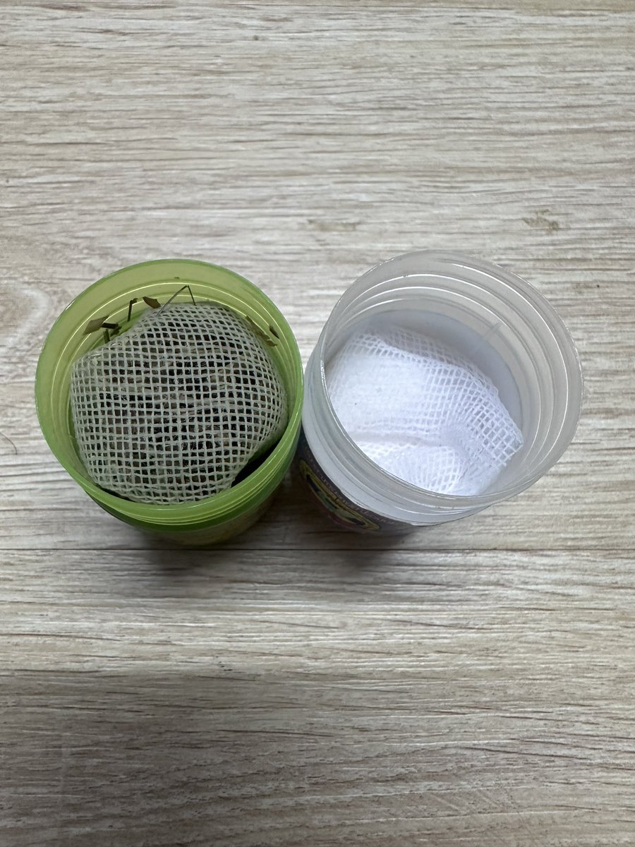 Enol_Zain's tweet photo. Aku nak cerita satu benda. Aku lelaki melayu yang berkahwin dengan perempuan Thai. Satu hari aku tengok bini aku sedut benda alah ni. Aku tanyalah dia apa dia sedut tu. Rupanya herbal inhaler dari Thailand. Aku pun try sedut.. (cont) https://t.co/IJwjDLdbOU